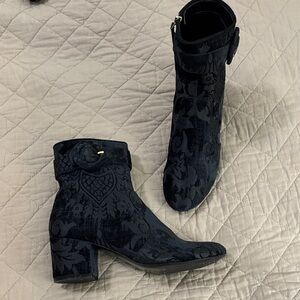 Nine West Quilby Tapestry Ankle Boots. Black. Sz 9.